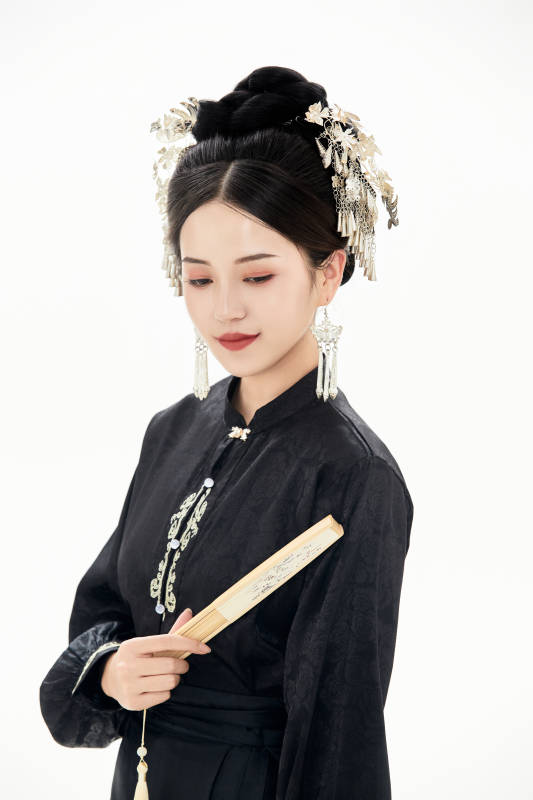 白色背景下穿着明制汉服服饰马面裙的少女图片