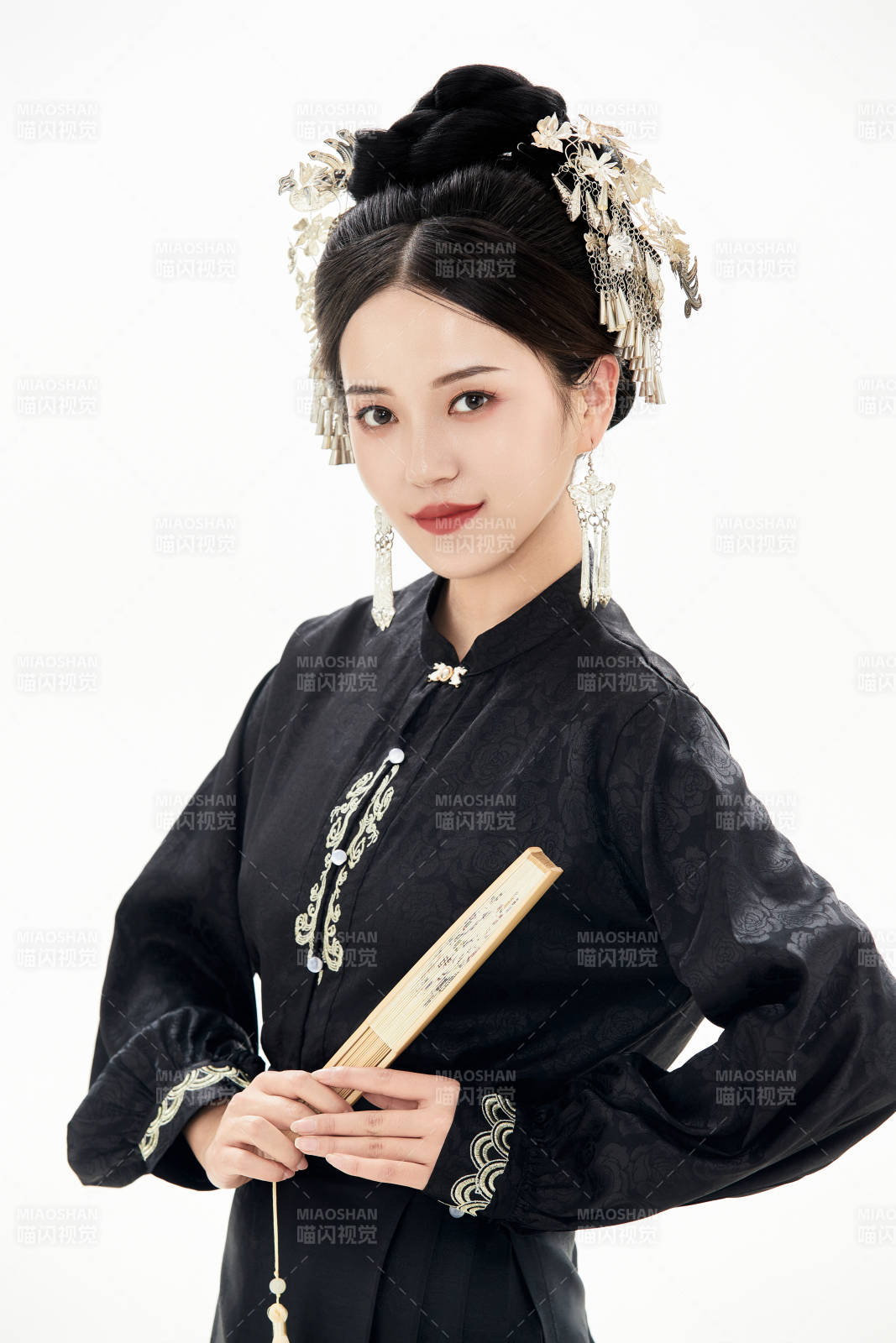 白色背景下穿着明制汉服服饰马面裙的少女图片