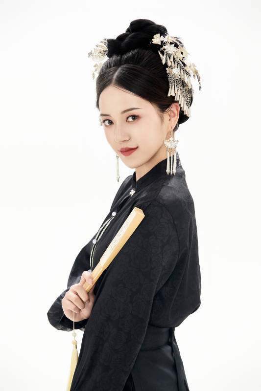 白色背景下穿着明制汉服服饰马面裙的少女图片