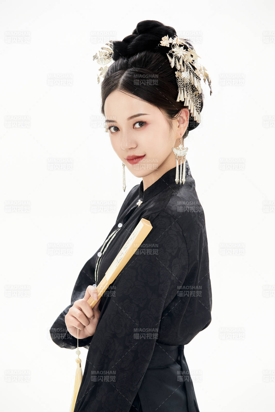 白色背景下穿着明制汉服服饰马面裙的少女图片