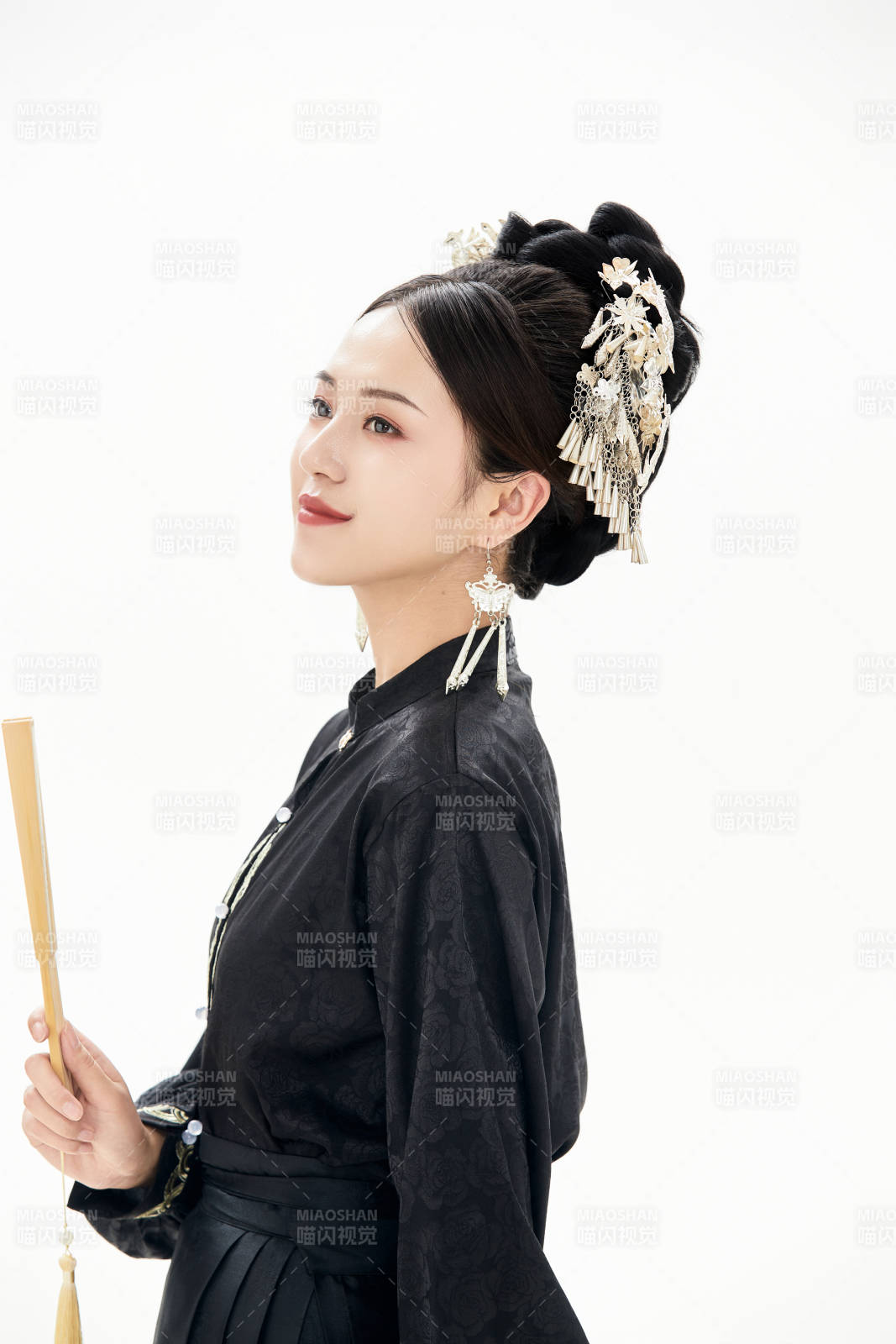 白色背景下穿着明制汉服服饰马面裙的少女图片