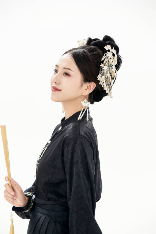 白色背景下穿着明制汉服服饰马面裙的少女图片