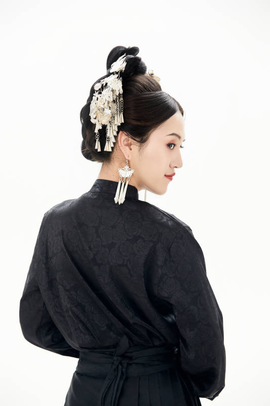 白色背景下穿着明制汉服服饰马面裙的少女图片