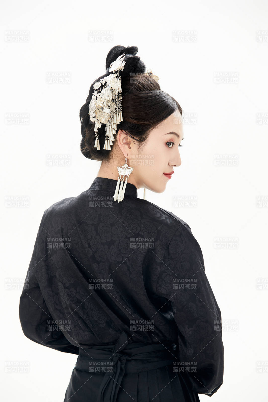 白色背景下穿着明制汉服服饰马面裙的少女图片