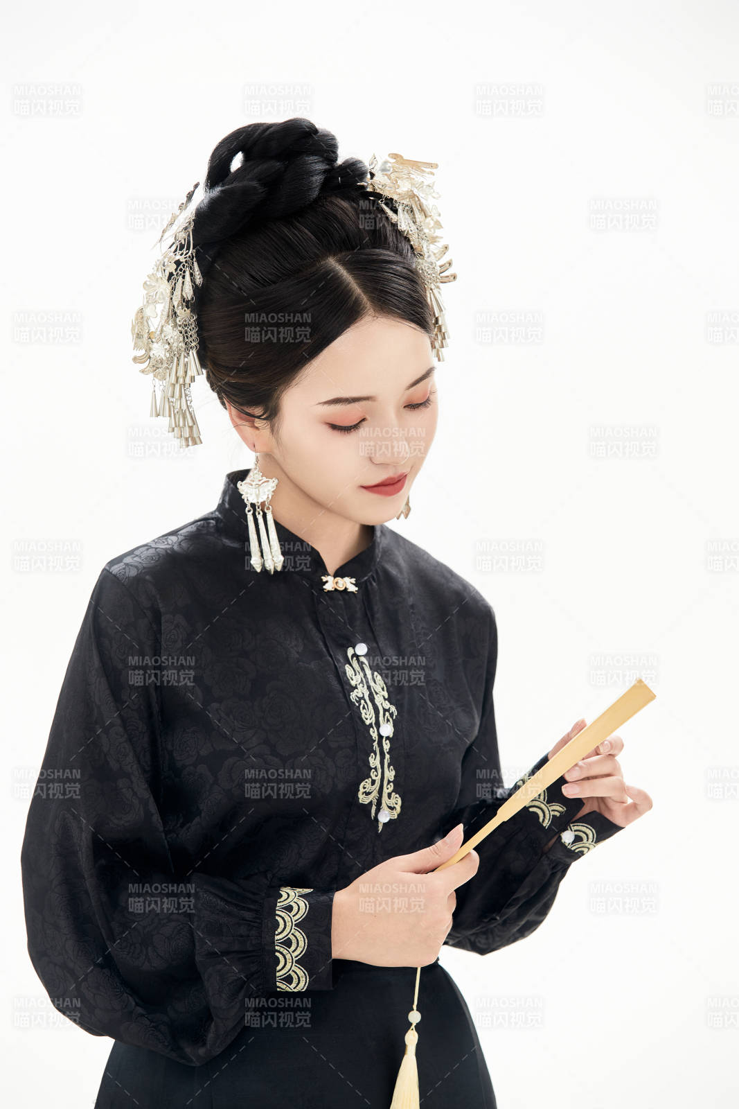 白色背景下穿着明制汉服服饰马面裙的少女图片