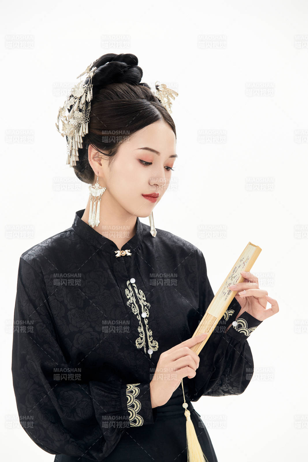 白色背景下穿着明制汉服服饰马面裙的少女图片