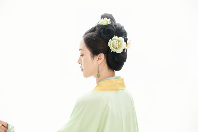 白色背景下穿着南北宋朝汉服的少女图片