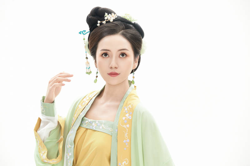 白色背景下穿着南北宋朝汉服的少女图片