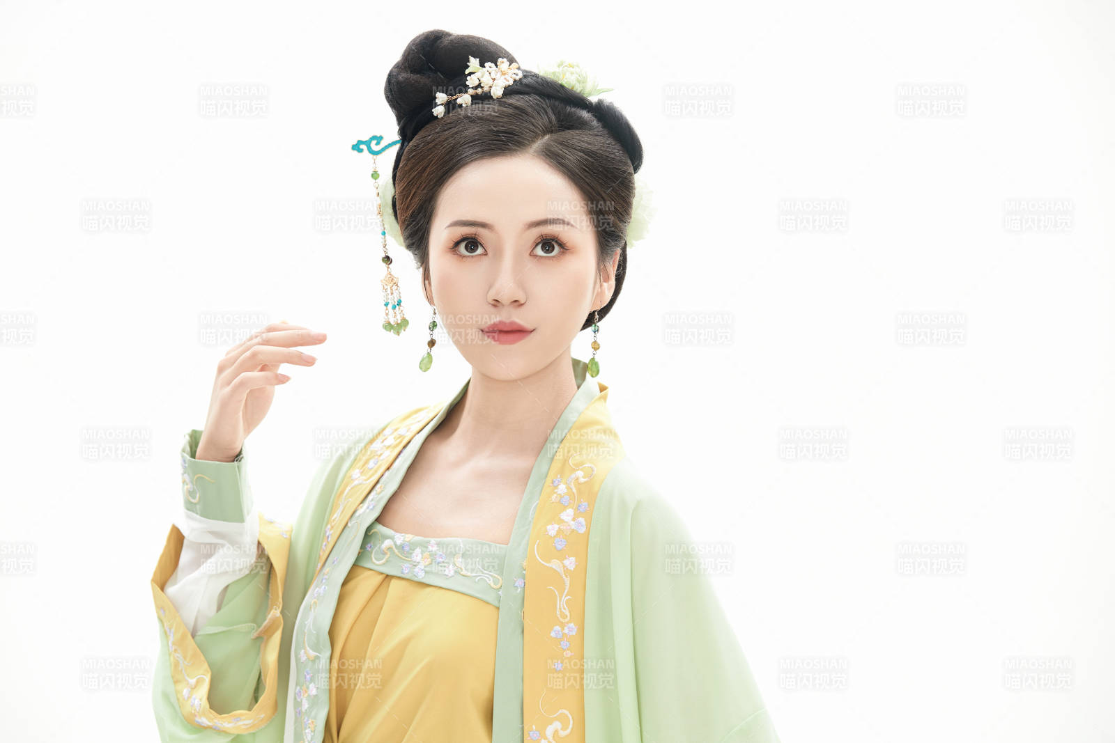 白色背景下穿着南北宋朝汉服的少女图片