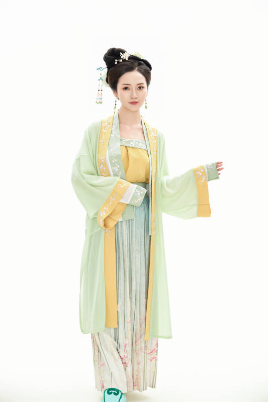 白色背景下穿着南北宋朝汉服的少女图片