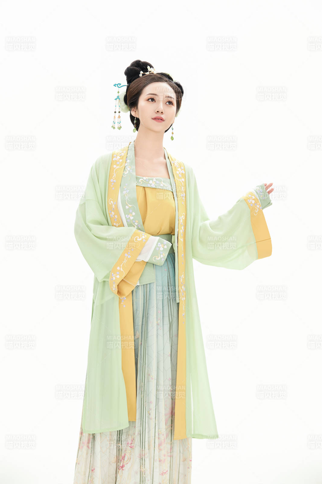 白色背景下穿着南北宋朝汉服的少女图片