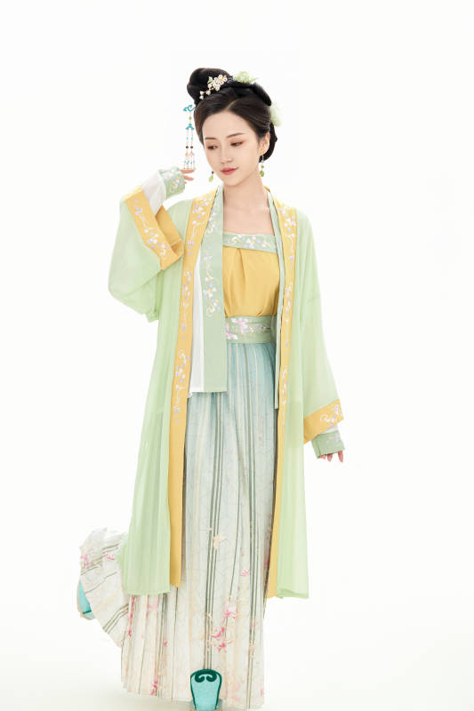 白色背景下穿着南北宋朝汉服的少女图片