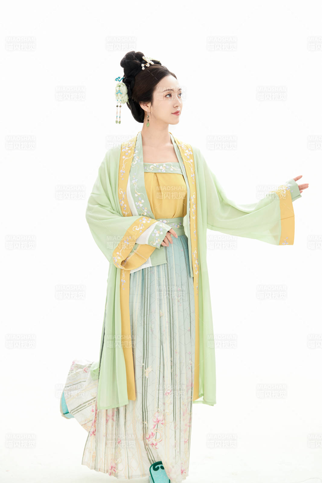 白色背景下穿着南北宋朝汉服的少女图片