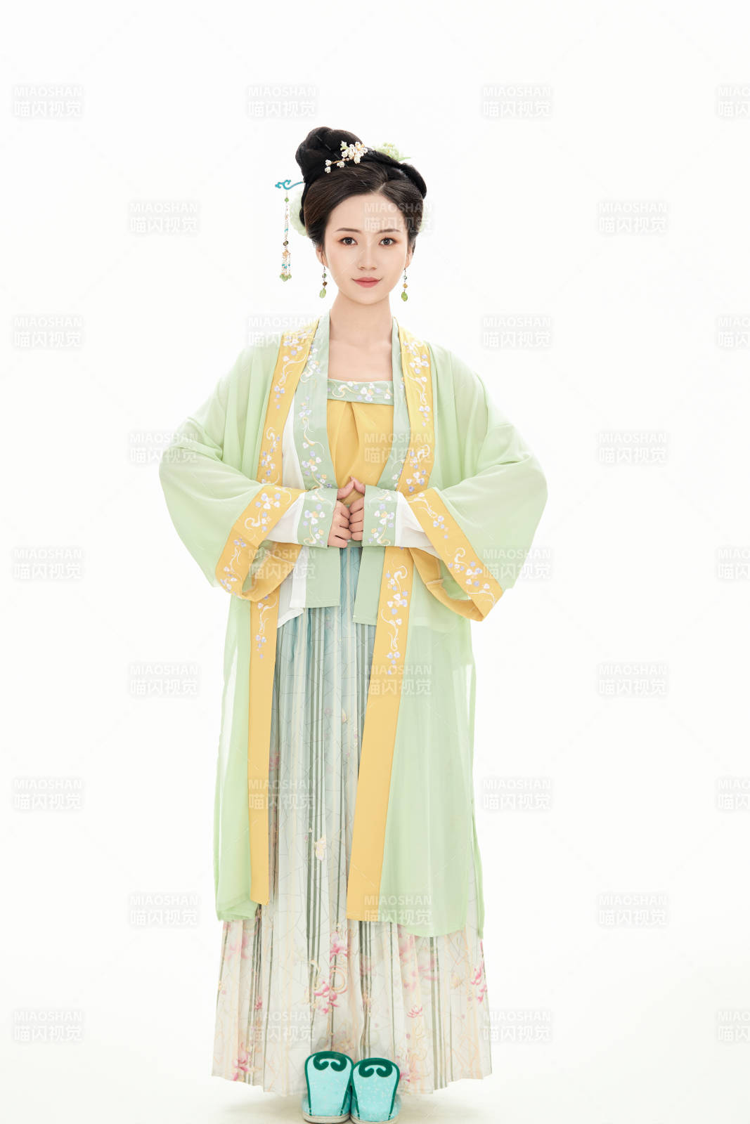 白色背景下穿着南北宋朝汉服的少女图片