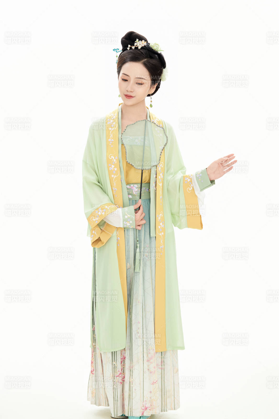 白色背景下穿着南北宋朝汉服的少女图片