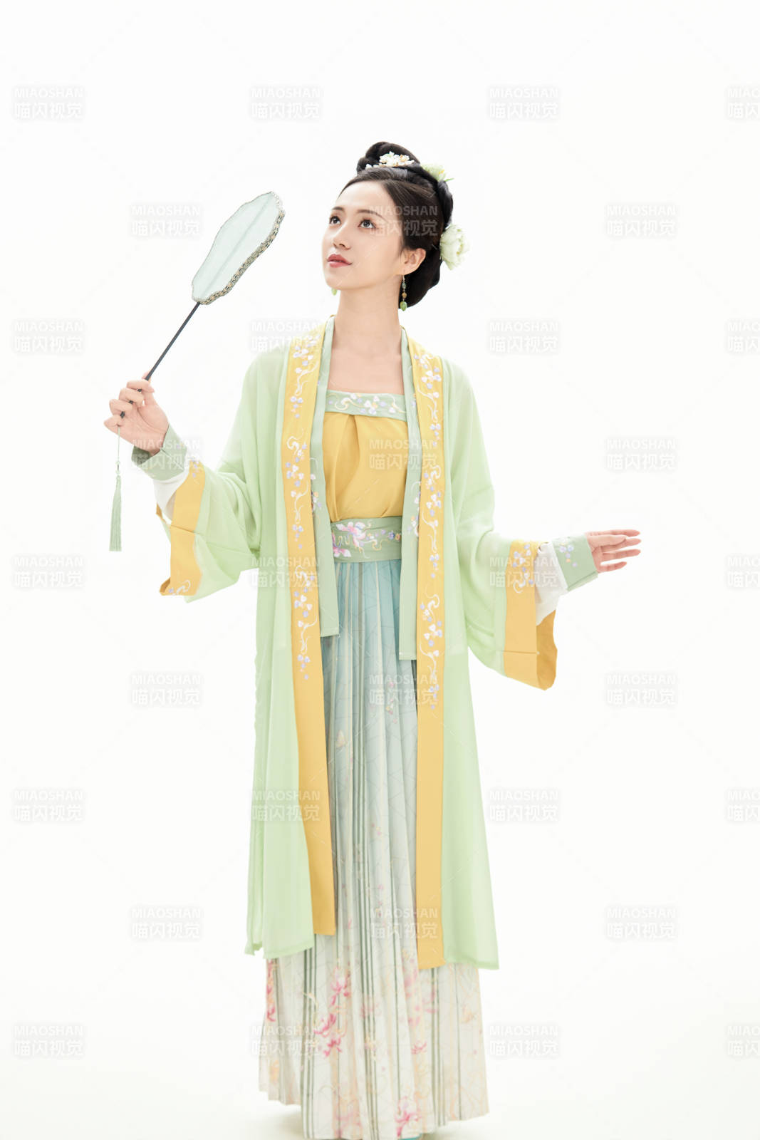 白色背景下穿着南北宋朝汉服的少女图片