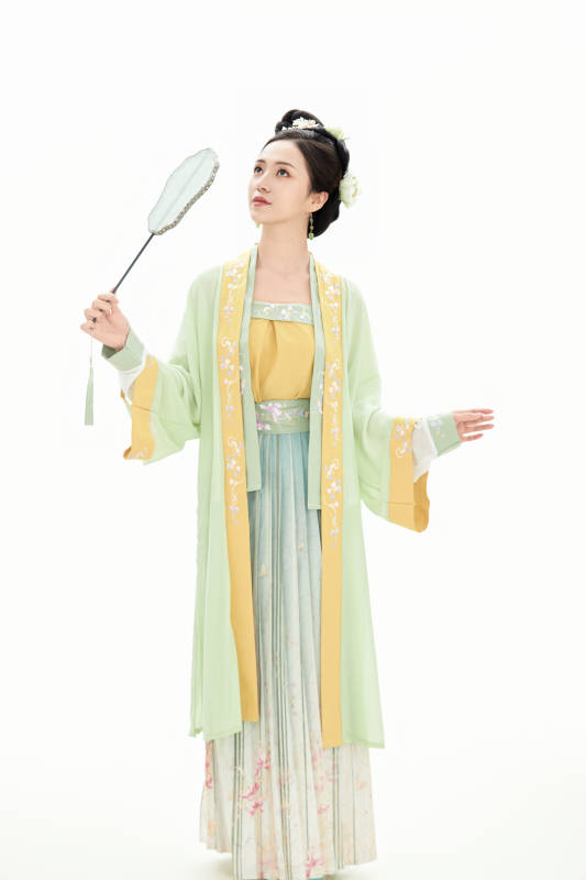 白色背景下穿着南北宋朝汉服的少女图片
