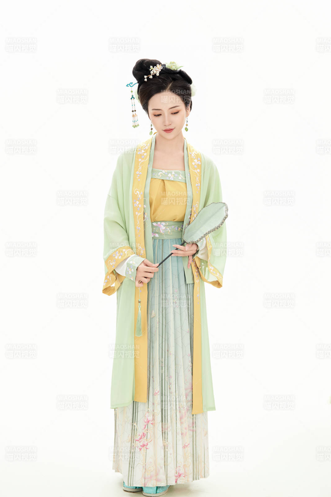 白色背景下穿着南北宋朝汉服的少女图片