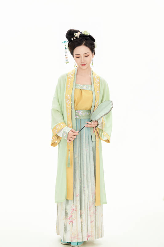 白色背景下穿着南北宋朝汉服的少女图片