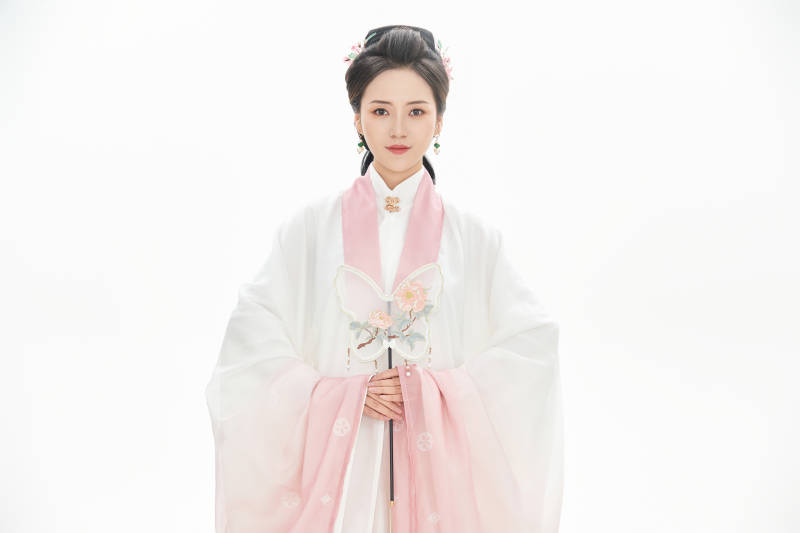 白色背景下穿着魏晋制汉服的少女图片