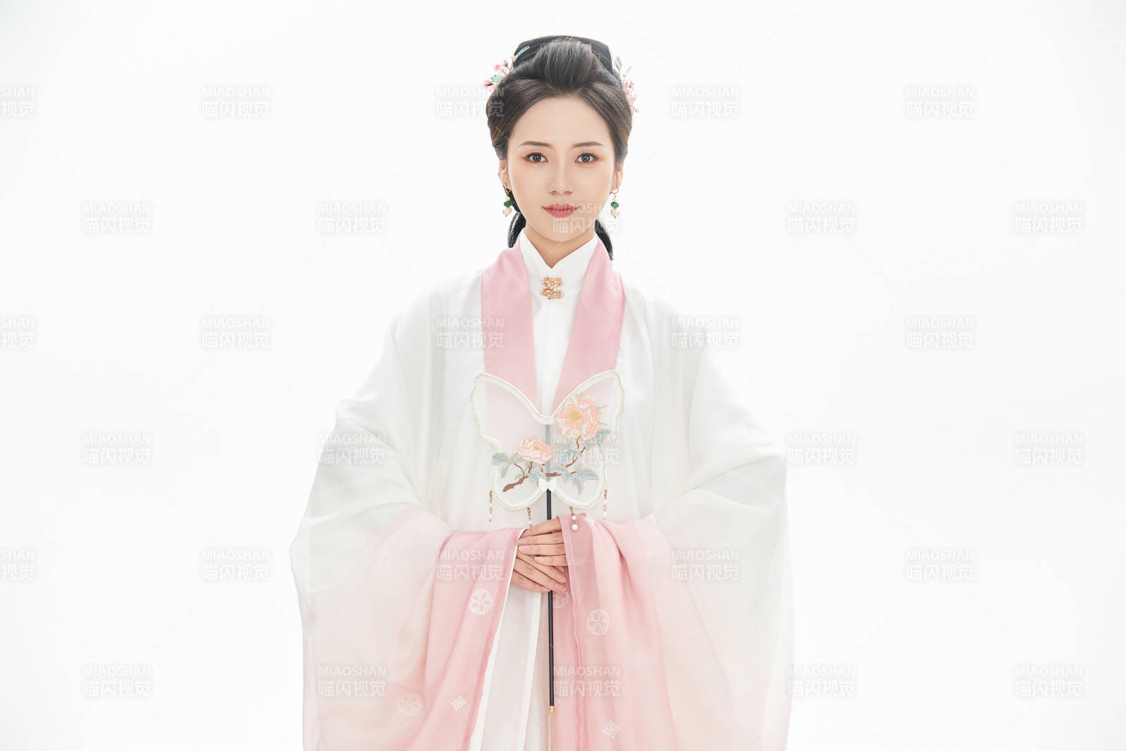 白色背景下穿着魏晋制汉服的少女图片