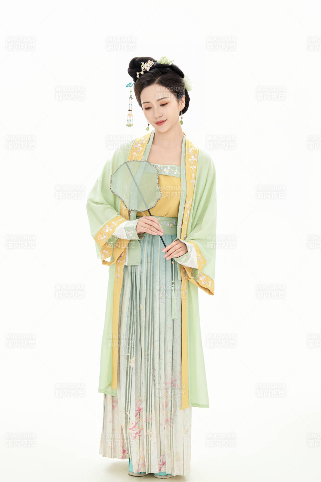 白色背景下穿着南北宋朝汉服的少女图片