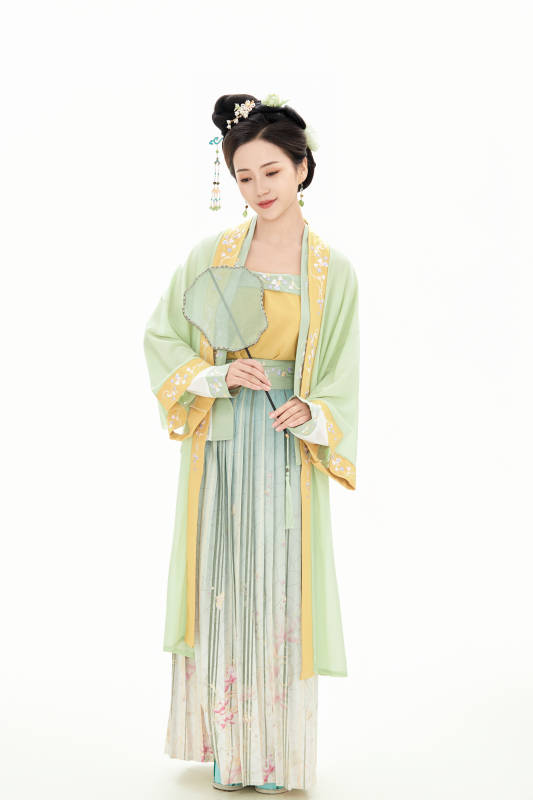 白色背景下穿着南北宋朝汉服的少女图片