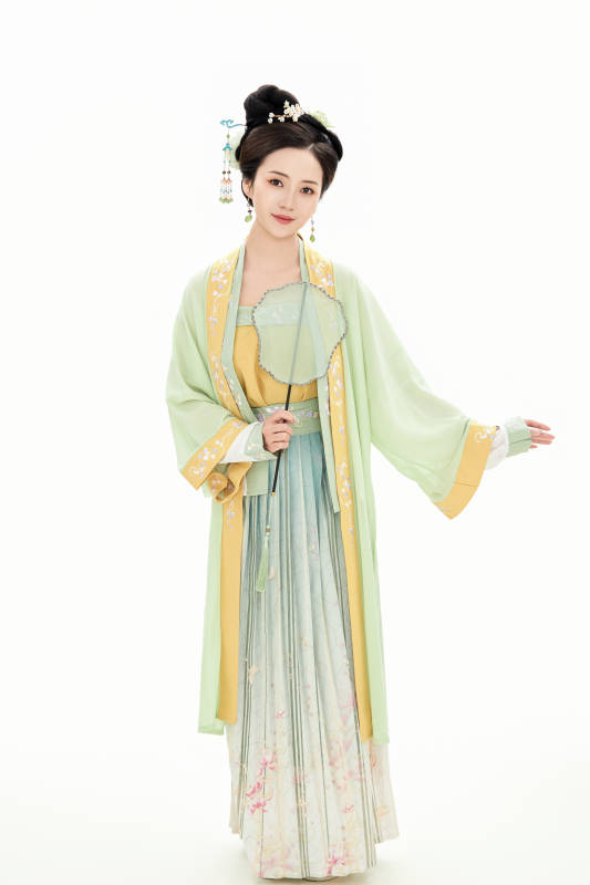 白色背景下穿着南北宋朝汉服的少女图片