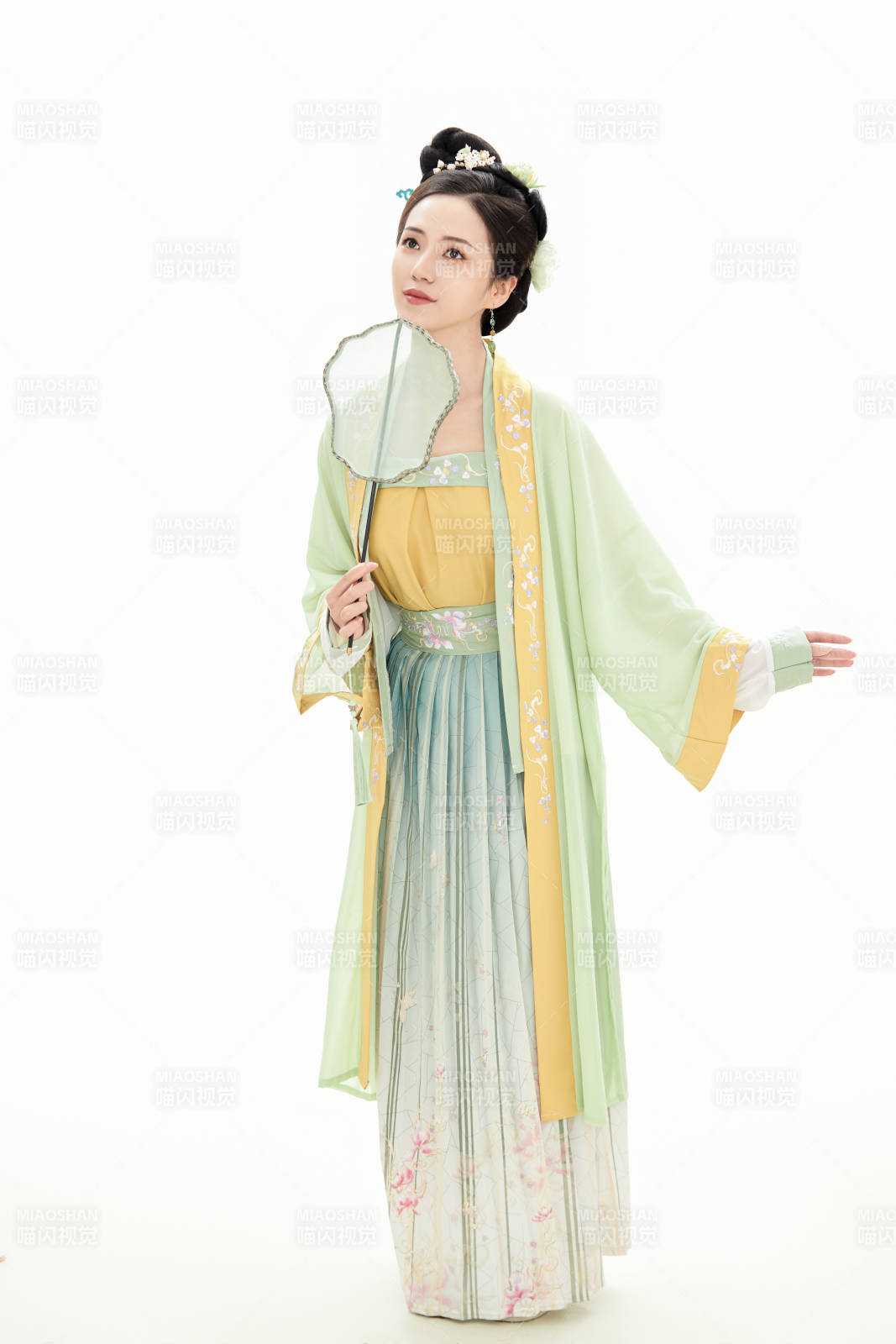 白色背景下穿着南北宋朝汉服的少女图片