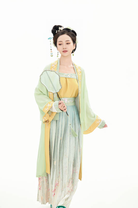 白色背景下穿着南北宋朝汉服的少女图片