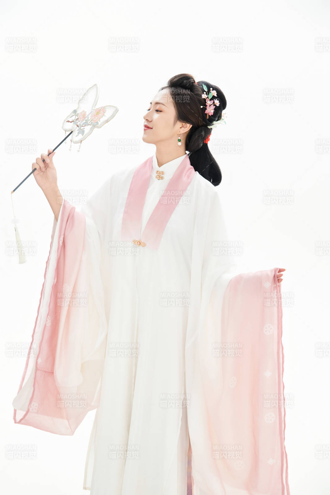 白色背景下穿着魏晋制汉服的少女图片