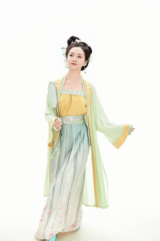 白色背景下穿着南北宋朝汉服的少女图片