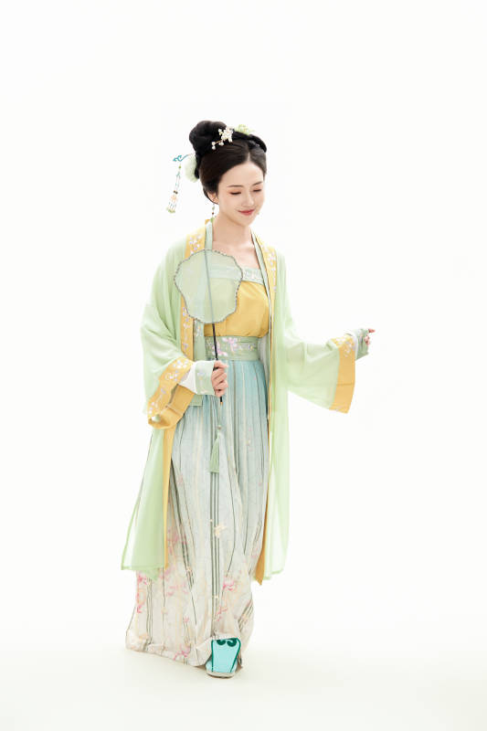 白色背景下穿着南北宋朝汉服的少女图片