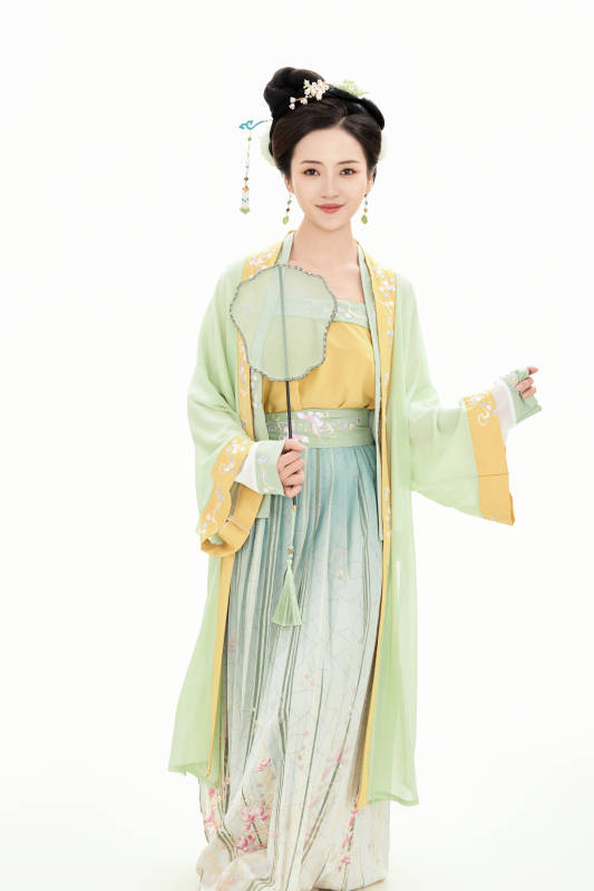 白色背景下穿着南北宋朝汉服的少女图片