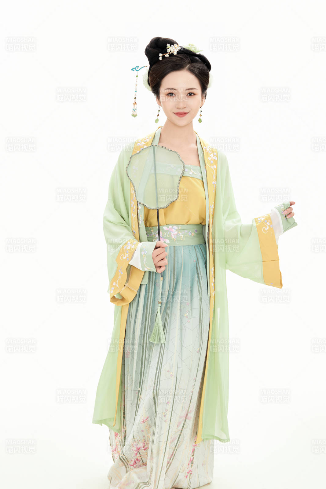 白色背景下穿着南北宋朝汉服的少女图片