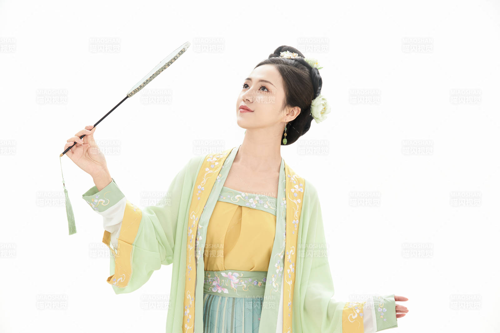 白色背景下穿着南北宋朝汉服的少女图片