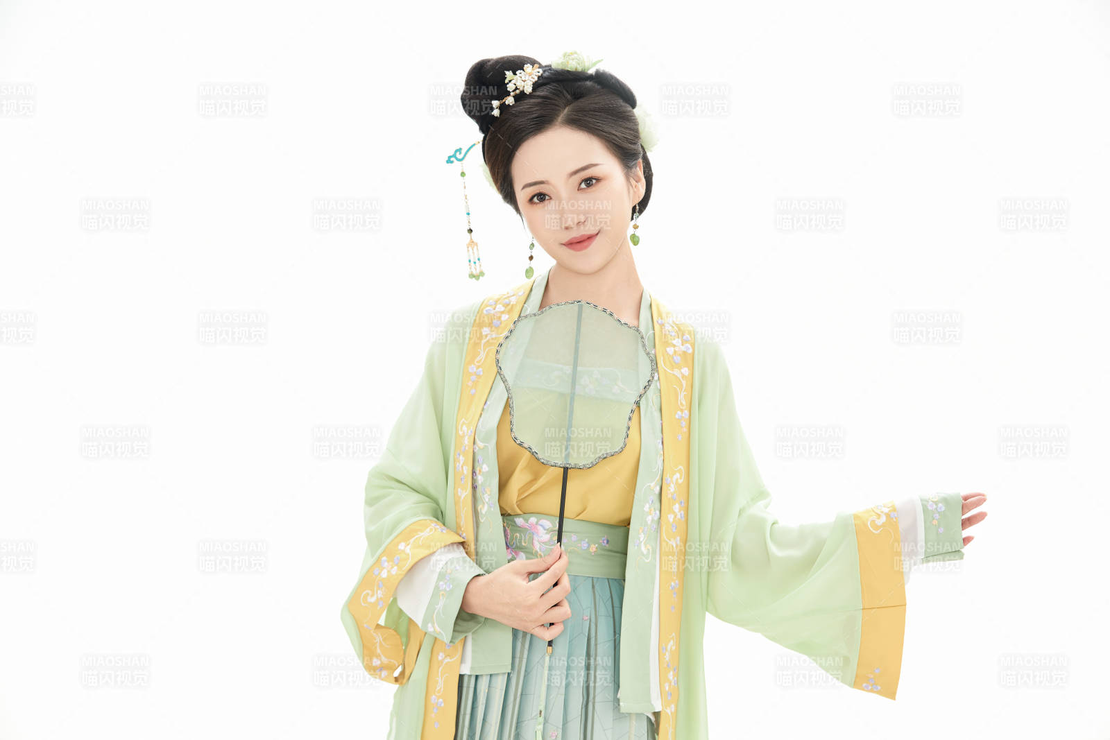 白色背景下穿着南北宋朝汉服的少女图片