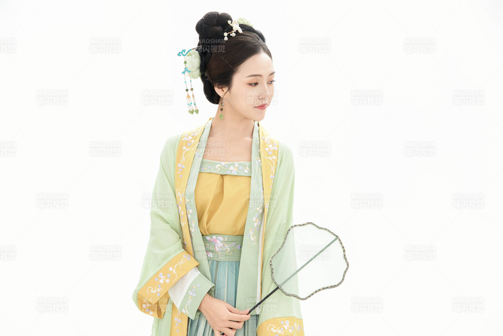 白色背景下穿着南北宋朝汉服的少女图片