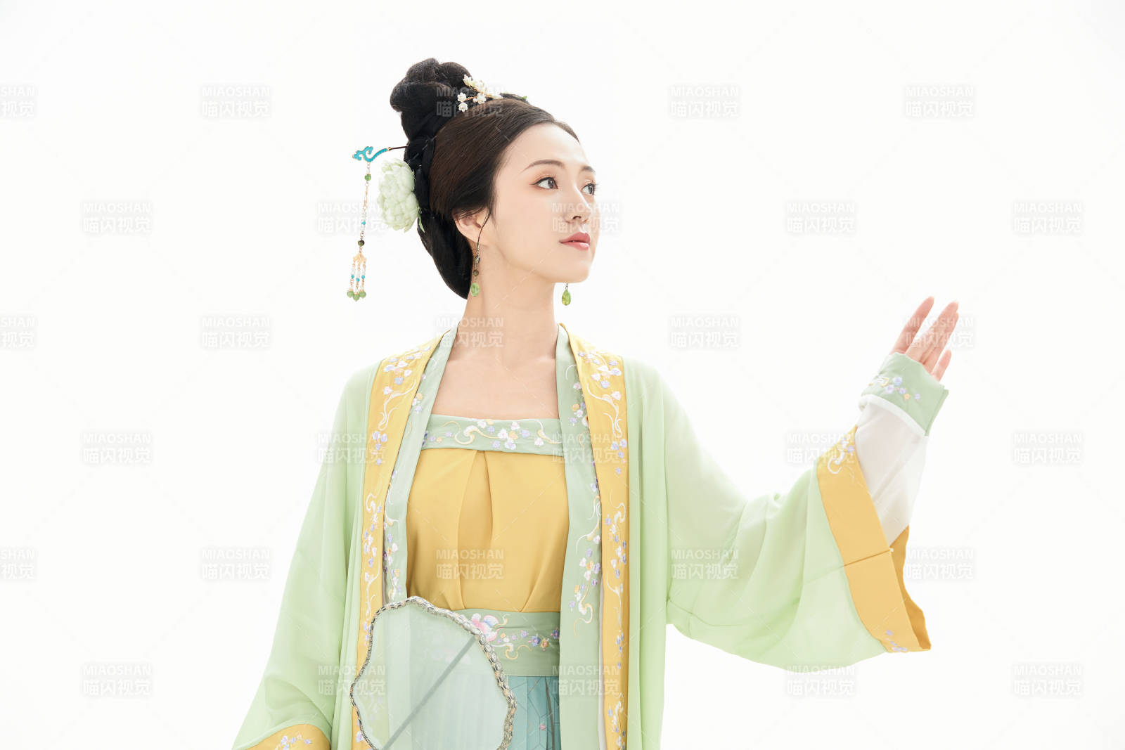 白色背景下穿着南北宋朝汉服的少女图片