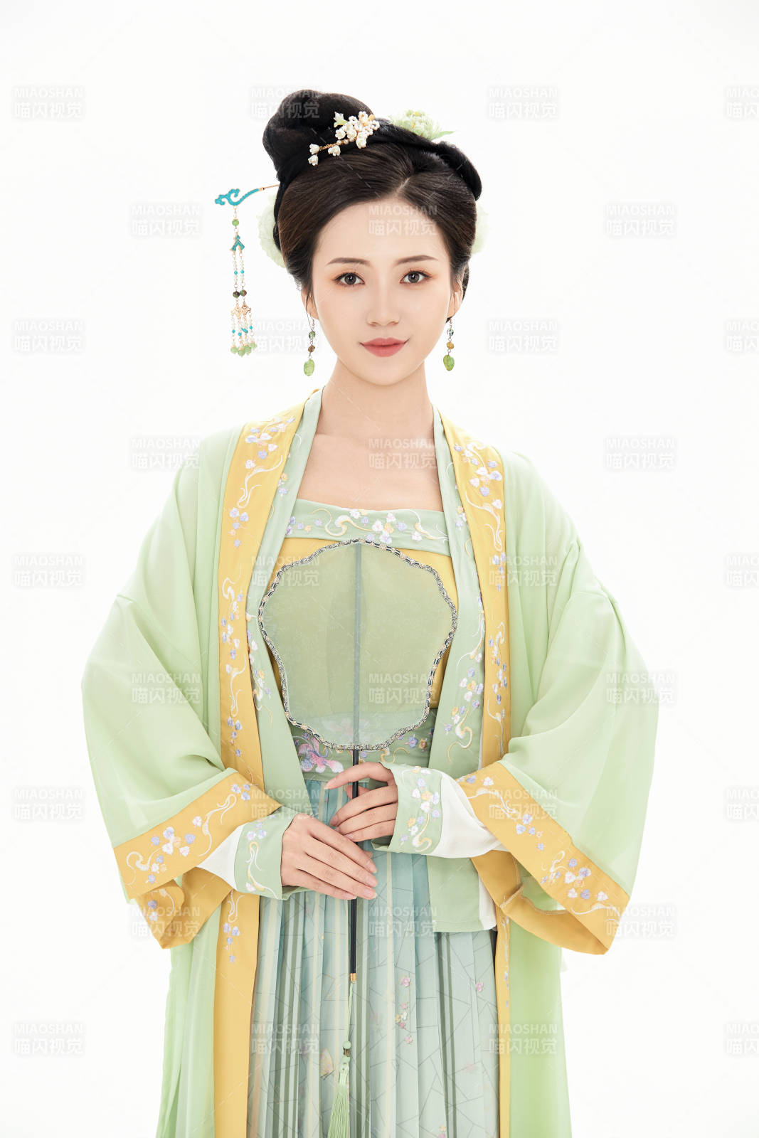 白色背景下穿着南北宋朝汉服的少女图片