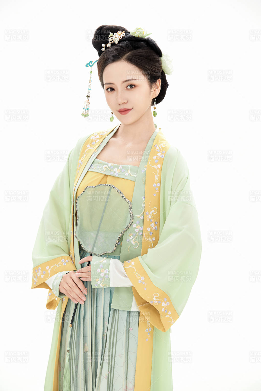 白色背景下穿着南北宋朝汉服的少女图片