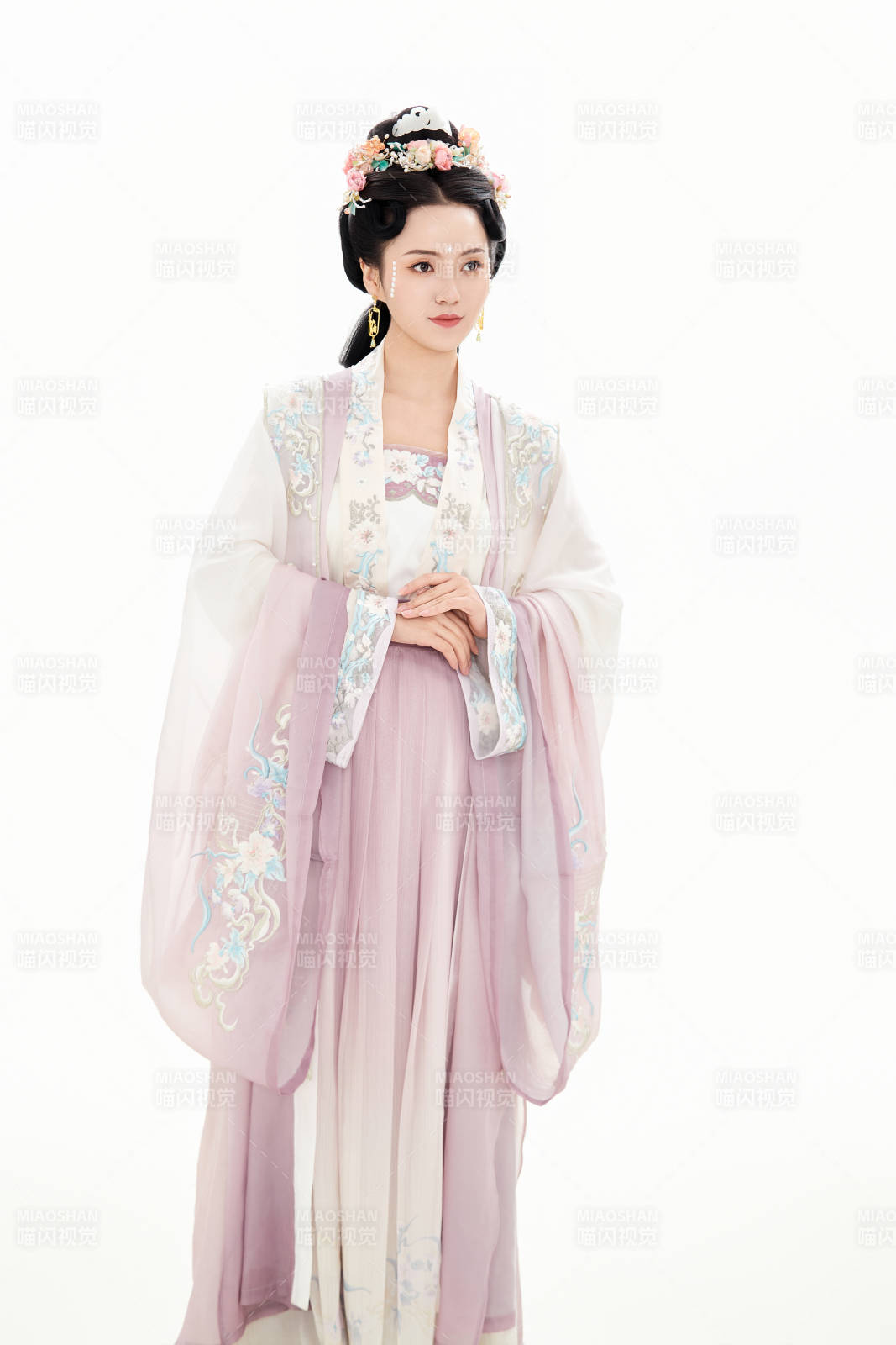白色背景下穿着南北宋朝汉服的少女图片