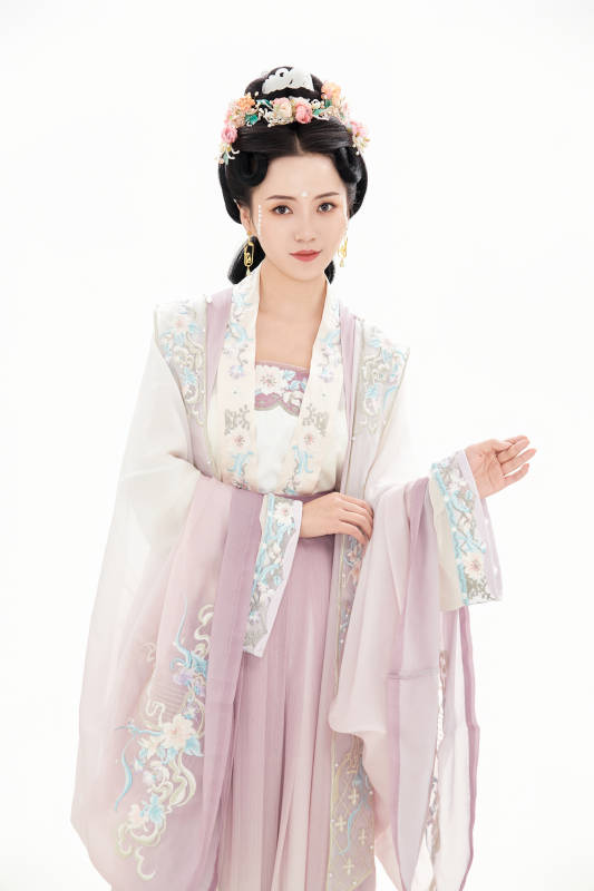 白色背景下穿着南北宋朝汉服的少女图片