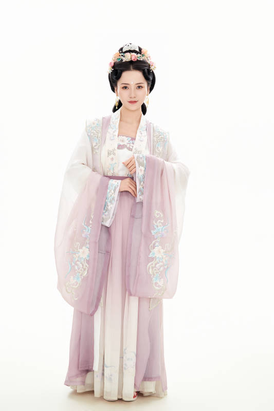 白色背景下穿着南北宋朝汉服的少女图片