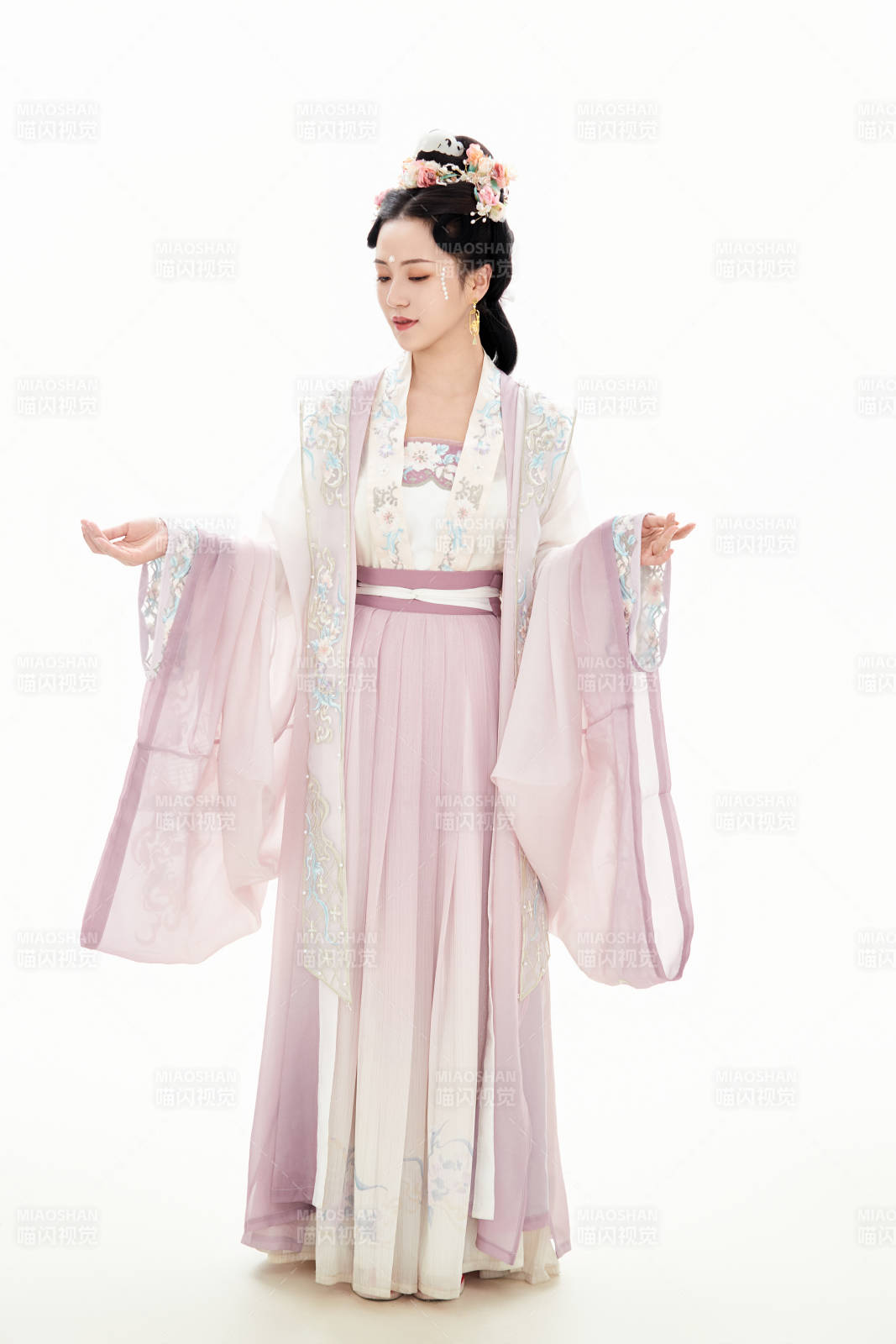 白色背景下穿着南北宋朝汉服的少女图片