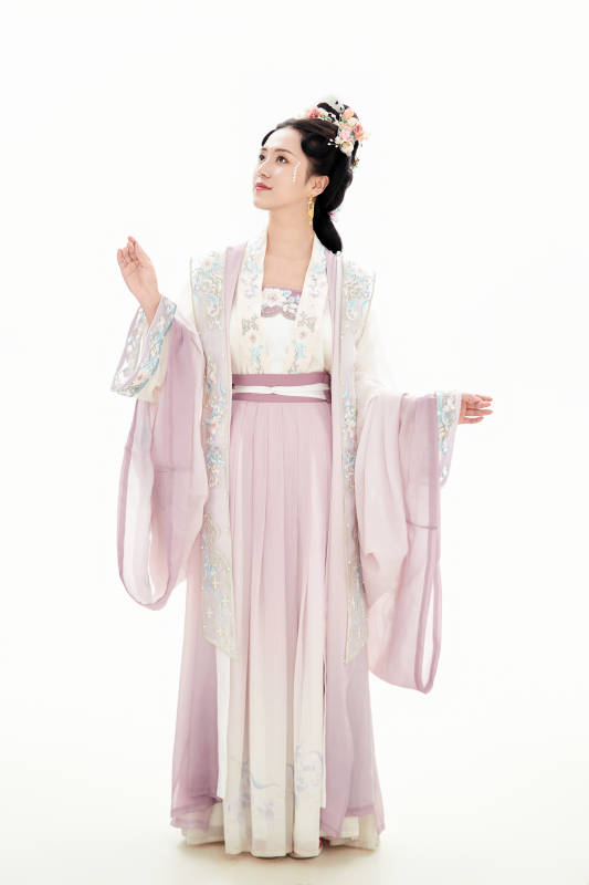 白色背景下穿着南北宋朝汉服的少女图片