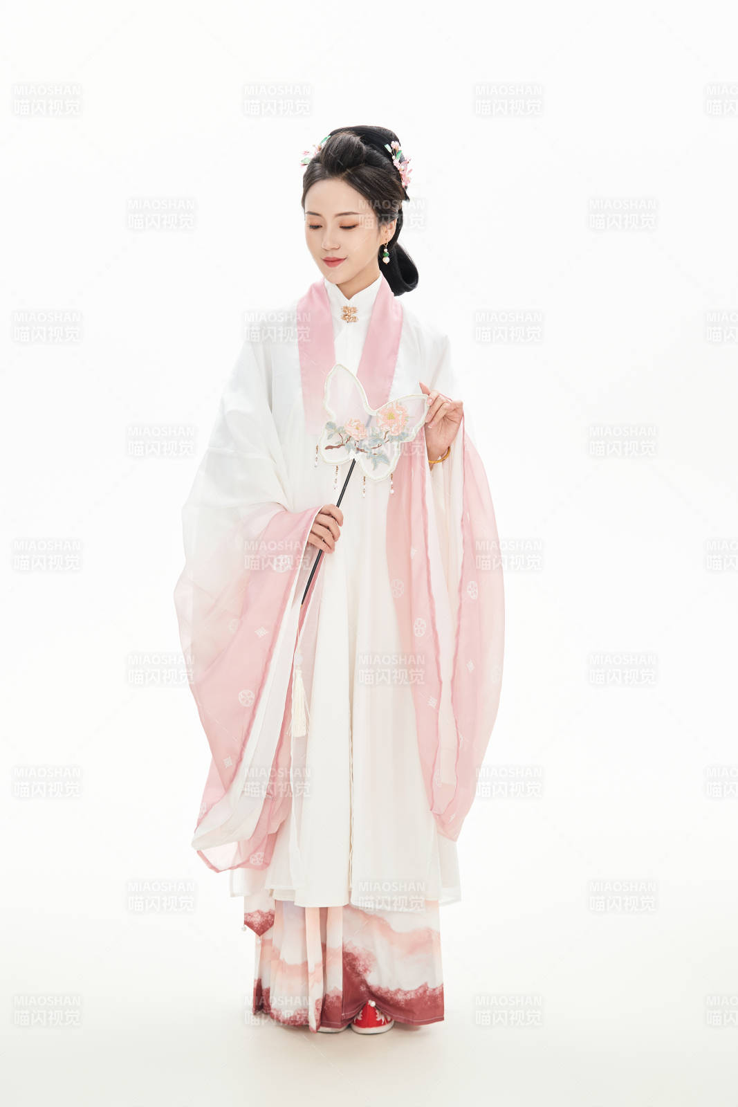 白色背景下穿着魏晋制汉服的少女图片