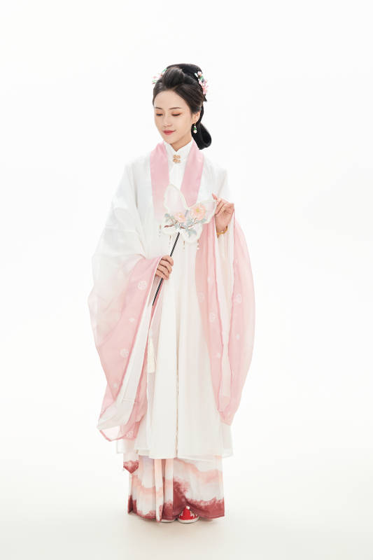 白色背景下穿着魏晋制汉服的少女图片