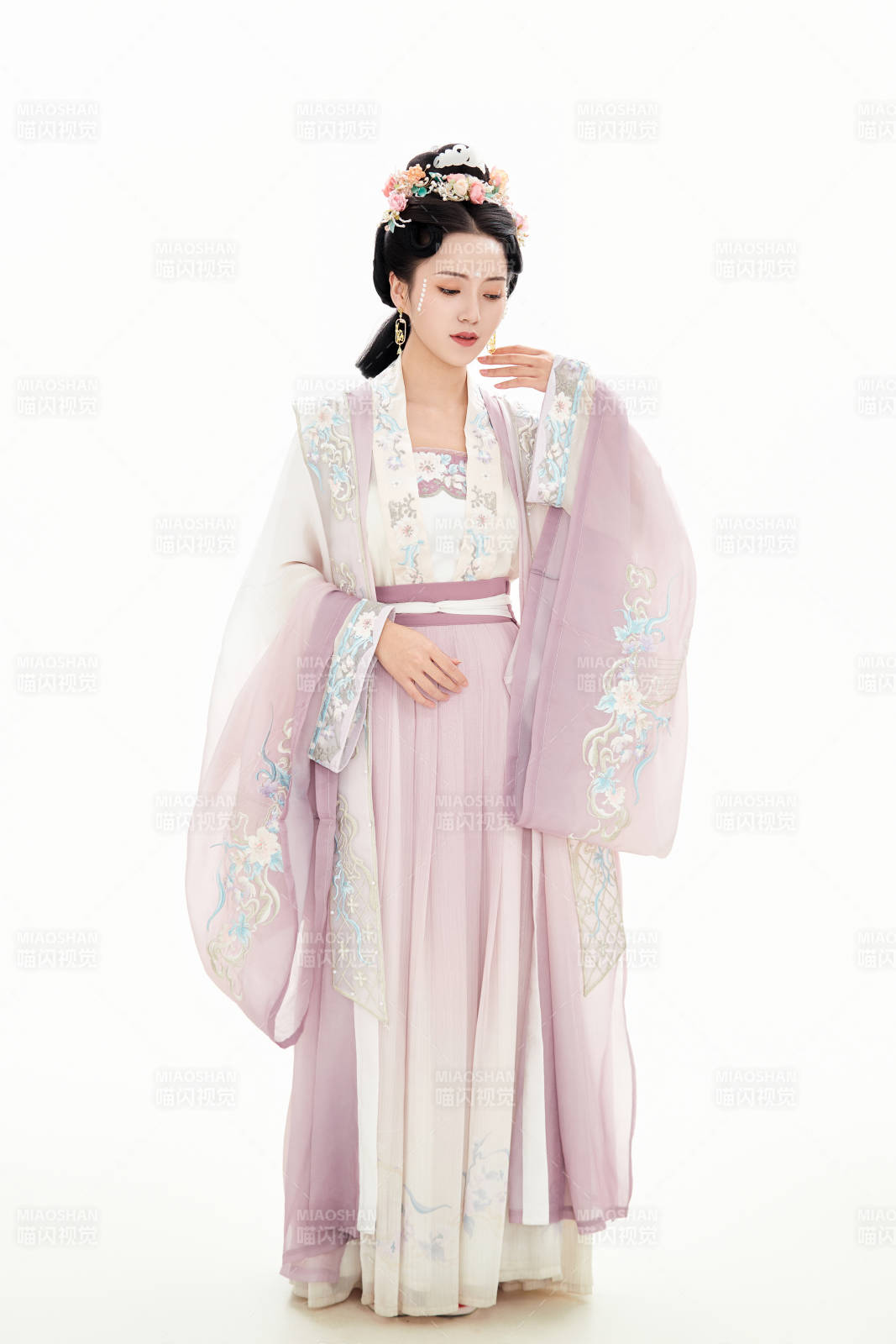 白色背景下穿着南北宋朝汉服的少女图片