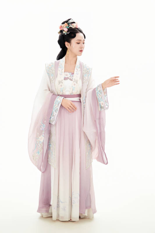 白色背景下穿着南北宋朝汉服的少女图片
